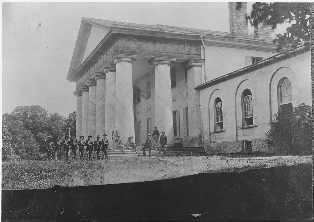 1024px-East_front_of_Arlington_Mansion_(General_Lee's_home),_with_Union_soldiers_on_the_lawn,_06-28-1864_-_NARA_-_533118